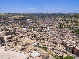 Italien, Sizilien, Modica, Blick auf die Stadt von oben - AMF003758