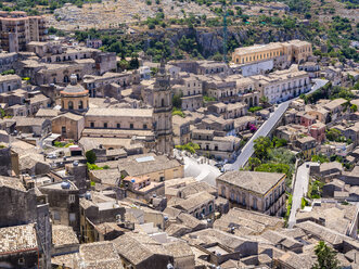 Italien, Sizilien, Modica, Blick auf die Stadt von oben - AMF003759