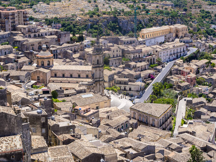 Italien, Sizilien, Modica, Blick auf die Stadt von oben - AMF003759