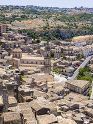 Italien, Sizilien, Modica, Blick auf die Stadt von oben - AMF003760