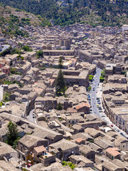 Italien, Sizilien, Modica, Blick auf die Stadt von oben - AMF003761