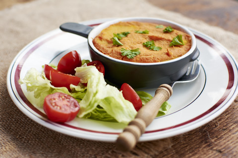 Steckrüben- und Süßkartoffelauflauf, lizenzfreies Stockfoto