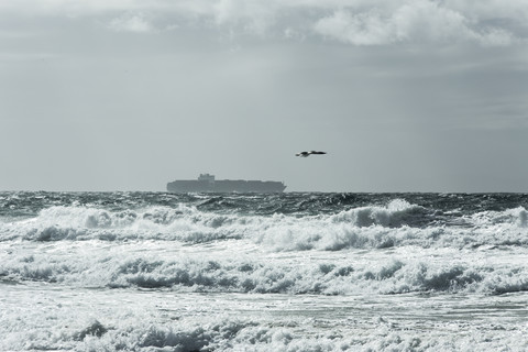 Spanien, Andalusien, Tarifa, Frachtschiff, lizenzfreies Stockfoto