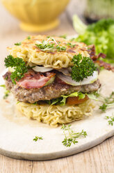 Ramen-Burger auf einem Holzbrett - ODF001113