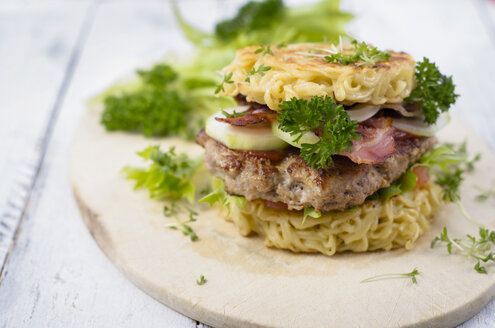 Ramen-Burger auf einem Holzbrett - ODF001115