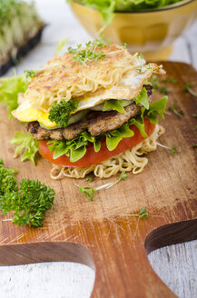 Ramen-Burger auf einem Holzbrett - ODF001116