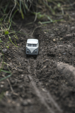 Kleiner Metallspielzeugwagen in der Natur, lizenzfreies Stockfoto