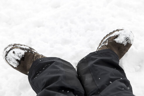 Germany, Baden-Wuerttemberg, Waldshut-Tiengen, feet in snow - MIDF000041