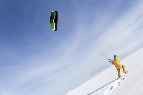 Deutschland, Baden-Württemberg, Waldshut-Tiengen, Kite-Surfer im Schnee, lizenzfreies Stockfoto