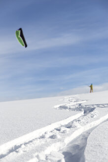 Deutschland, Baden-Württemberg, Waldshut-Tiengen, Kite-Surfer im Schnee - MIDF000046