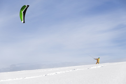 Deutschland, Baden-Württemberg, Waldshut-Tiengen, Kite-Surfer im Schnee, lizenzfreies Stockfoto