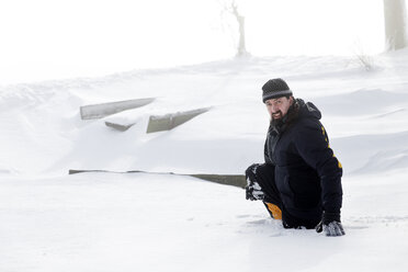 Deutschland, Baden-Württemberg, Waldshut-Tiengen, Mann versinkt im tiefen Schnee - MIDF000048