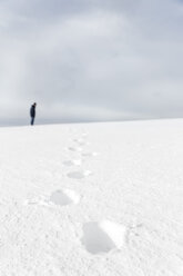 Germany, Baden-Wuerttemberg, Waldshut-Tiengen, footprints in snow - MIDF000049