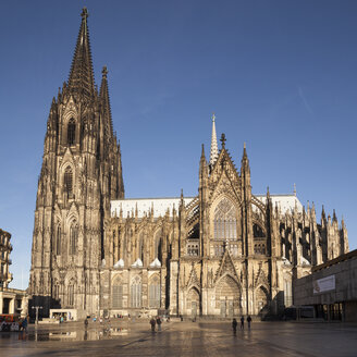 Germany, Cologne, Cologne Cathedral in sunlight - WIF001386