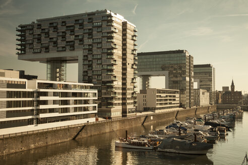 Deutschland, Köln, Blick auf die Kranhäuser im Rheinauhafen - WIF001387