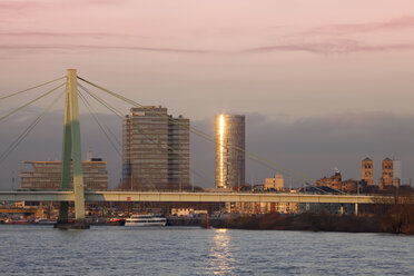 Germany, Cologne, view to Lanxess tower and KoelnTriangle at twilight - WI001389