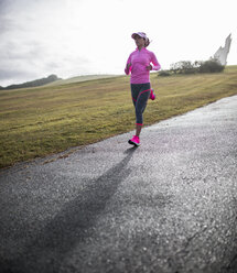 Spanien, Gijon, sportliche junge Frau, die auf einem Weg läuft - MGOF000079