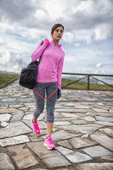 Spanien, Gijon, sportliche junge Frau beim Laufen im Freien - MGOF000104