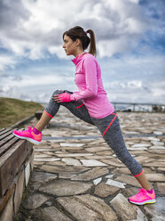 Spanien, Gijon, sportliche junge Frau beim Stretching - MGOF000105