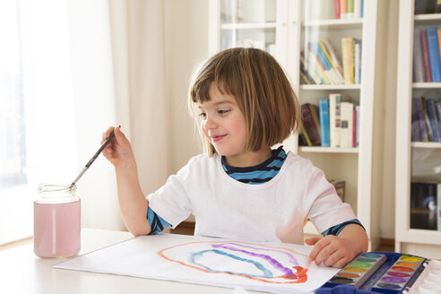 Kleines Mädchen malt mit Aquarellfarben - LVF002795