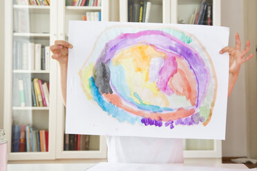Kleines Mädchen zeigt eine mit Aquarellfarben gemalte Zeichnung - LVF002797