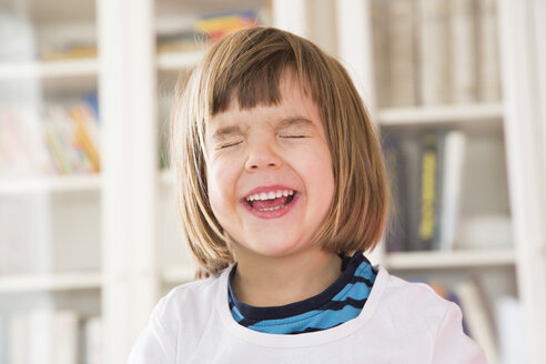 Porträt eines lächelnden kleinen Mädchens mit geschlossenen Augen - LVF002801