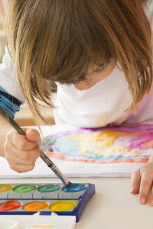 Kleines Mädchen malt mit Aquarellfarben - LVF002802