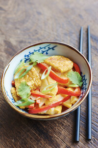 Thailändisches Curry-Wintergemüse, Pastinaken, gelbe Rüben, Steckrüben, Steckrübe, mit Tempeh auf Reis - HAWF000626