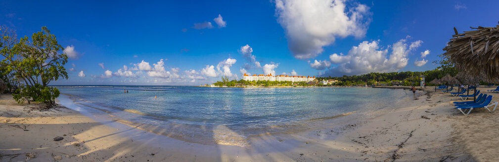 Karibik, Jamaika, Runaway Bay, Blick auf ein Hotel von einem Sandstrand aus - AMF003765