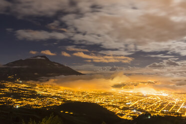 Südamerika, Ecudador, Provinz Imbabura, Ibarra, Vulkan Imbabura, Blaue Stunde und Nebel - FOF007668