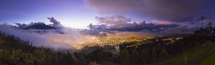 Südamerika, Ecudador, Provinz Imbabura, Ibarra, blaue Stunde und Nebel, Panorama - FOF007669