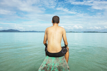 Philippinen, Palawan, El Nido, Mann sitzt auf dem Bug eines Bootes - GEMF000035