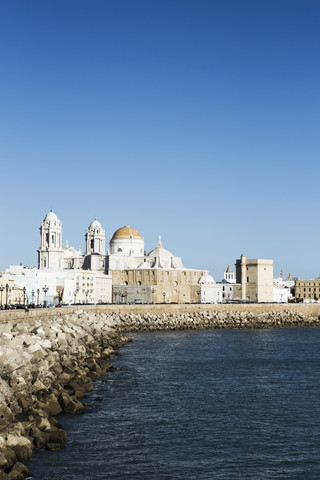 Spanien, Andalusien, Cádiz, Kathedrale am Meer, lizenzfreies Stockfoto