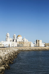 Spanien, Andalusien, Cádiz, Kathedrale am Meer - KBF000322