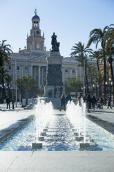 Spanien, Andalusien, Cádiz, Altes Rathaus und Springbrunnen - KBF000326