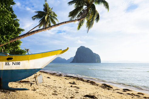 Philippinen, Palawan, El Nido, Strand Las Cabanas, Fischerboot am Strand - GEMF000040