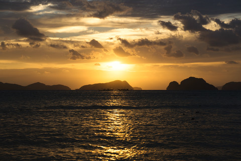 Philippinen, Palawan, El Nido, Segelschiffe bei Sonnenuntergang, lizenzfreies Stockfoto