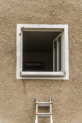 Deutschland, München, Leiter an Hausfassade mit offenem Fenster gelehnt - TC004531