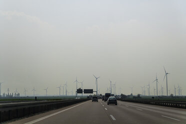 Deutschland, Leipzig, Blick auf die Autobahn mit Windpark im Hintergrund - TC004533
