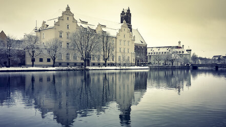 Deutschland, Landshut, Gebäude im Winter - SARF001333
