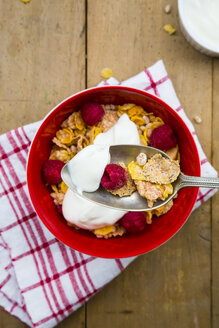 Schale mit glutenfreiem Müsli mit Naturjoghurt und Himbeeren - LVF002822