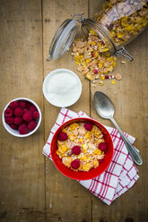 Bowl of glutenfree cereals with fresh raspberries and natural yoghurt - LVF002824