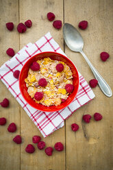 Bowl of glutenfree cereals with fresh raspberries - LVF002827