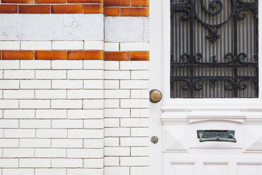 Belgien, Flandern, Blankenberge, Eingangstür eines alten Hauses mit gefliester Fassade - GWF004481