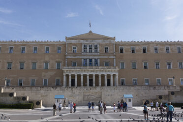 Griechenland, Athen, Blick auf das Parlamentsgebäude mit Menschen im Vordergrund - CHPF000049