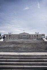 Griechenland, Athen, Blick auf das Parlamentsgebäude mit Treppen im Vordergrund - CHPF000050