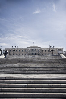 Griechenland, Athen, Blick auf das Parlamentsgebäude mit Treppen im Vordergrund - CHPF000050