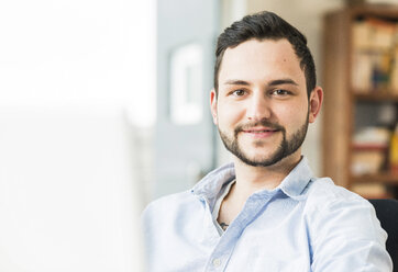 Portrait of smiling young man - UUF003317