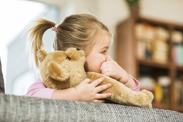 Girl with teddy - UUF003355