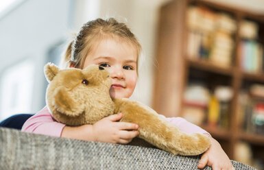 Porträt eines lächelnden Mädchens mit Teddybär - UUF003356